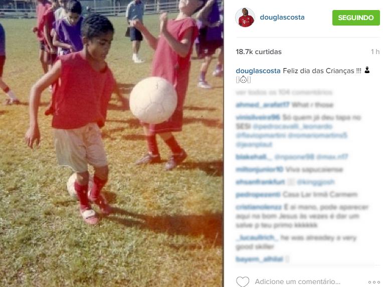 Assim como Kaká, Douglas Costa postou uma foto com o brinquedo favorito, mas de vários anos atrás