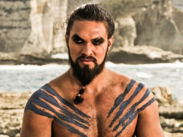 Jason Momoa no papel de Khal Drogo na série Game of Thrones