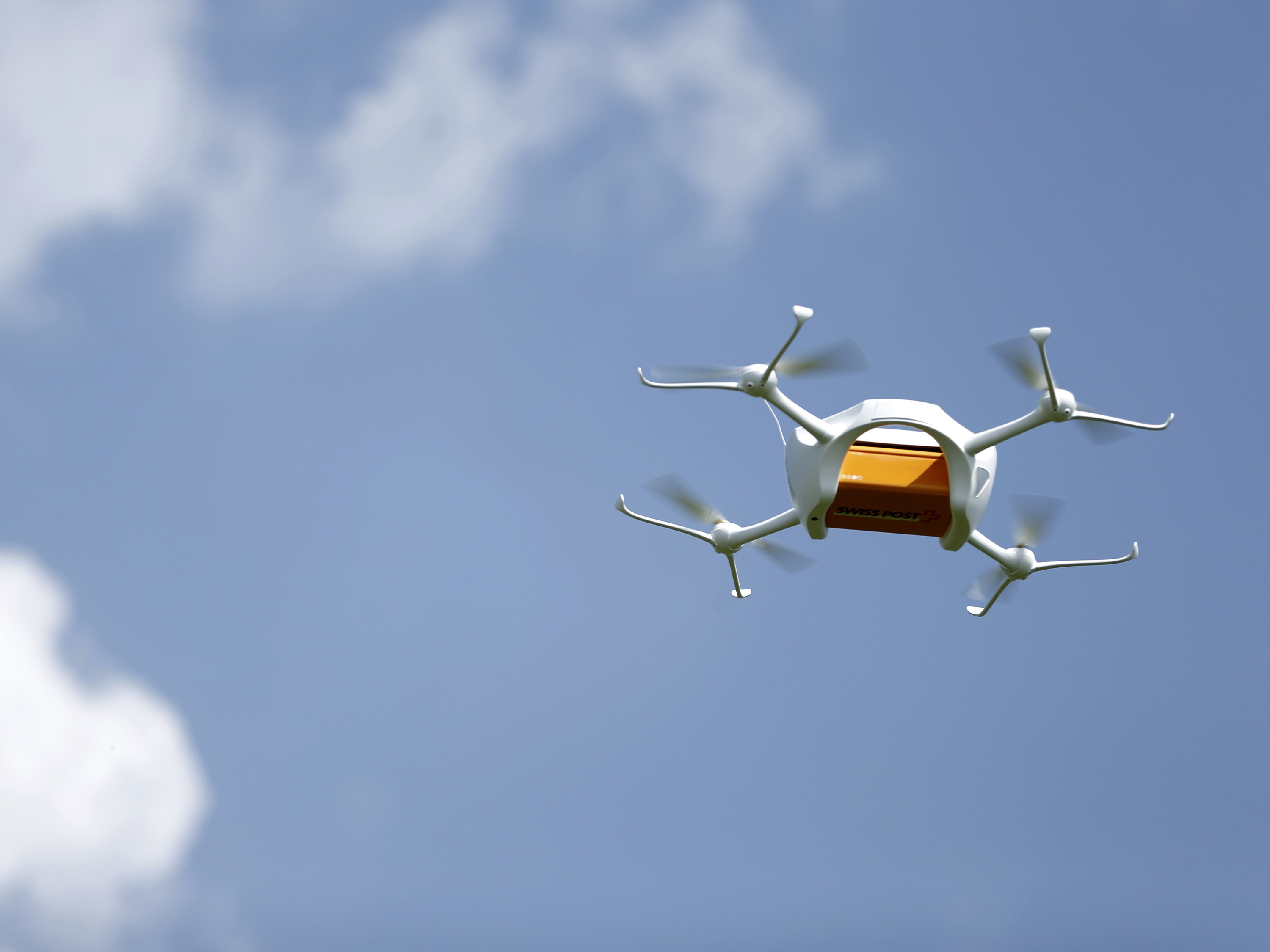 Drone que será usado pelo serviço de correios voa durante uma apresentação em Bellechasse, Suiça