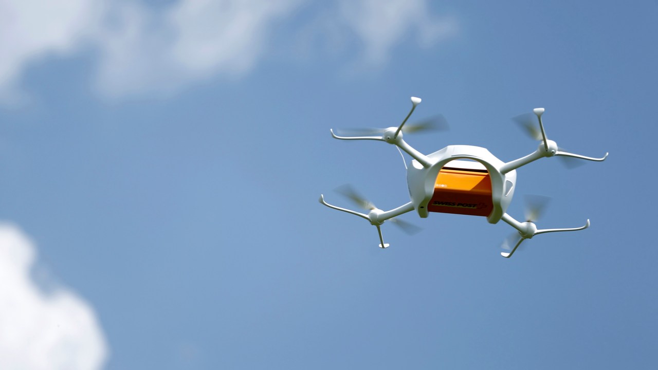 Drone que será usado pelo serviço de correios voa durante uma apresentação em Bellechasse, Suiça