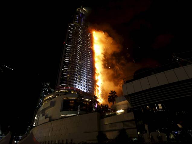 Hotel de luxo pega fogo no centro da cidade de Dubai, nos Emirados Árabes