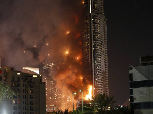 Hotel de luxo pega fogo no centro da cidade de Dubai, nos Emirados Árabes. O hotel fica ao lado do maior prédio do mundo, onde ocorre uma queima de fogos durante a noite do ano novo