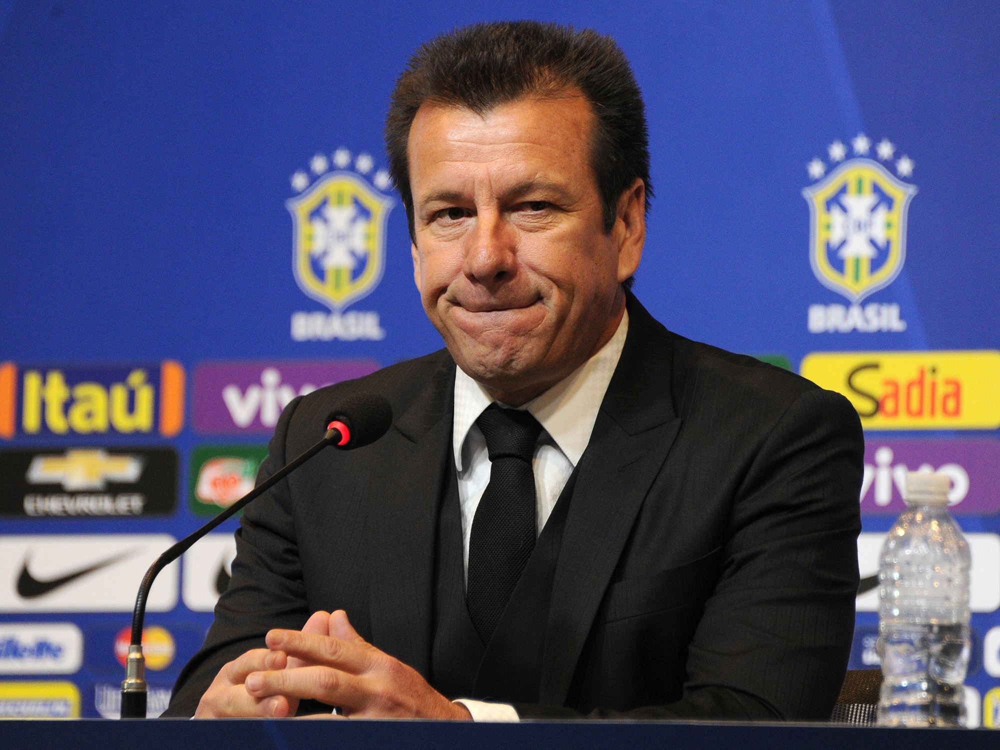 O técnico Dunga convoca a seleção brasileira para os primeiros jogos das eliminatórias para a Copa de 2018, na sede da CBF (Confederação Brasileira de Futebol), no Rio de Janeiro, nesta quinta-feira (17)