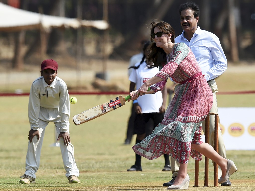 O príncipe William e sua mulher, Kate, a Duquesa de Cambridge, participaram de um jogo de cricket com crianças em Mumbai, na Índia - 10/04/2016