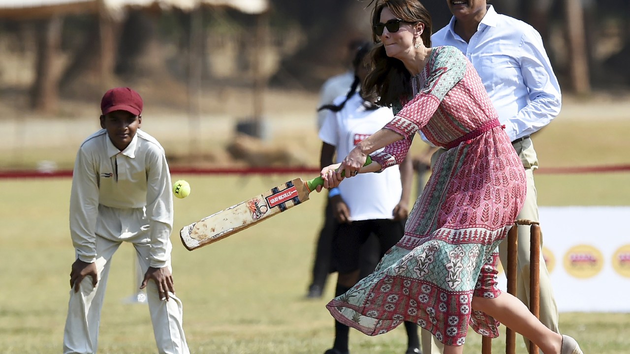 O príncipe William e sua mulher, Kate, a Duquesa de Cambridge, participaram de um jogo de cricket com crianças em Mumbai, na Índia - 10/04/2016