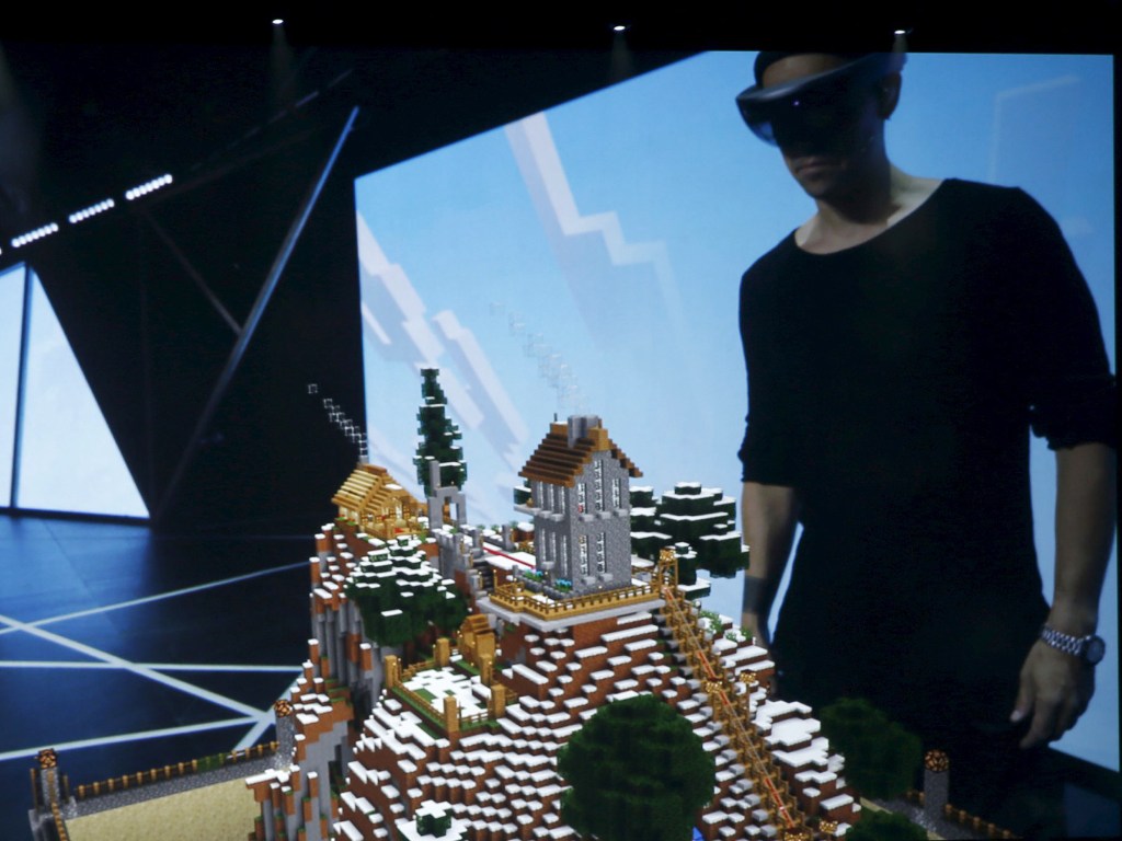 Minecraft sendo jogado com o HoloLens, óculos de realidade virtual da Microsoft, durante a E3 2015, em junho