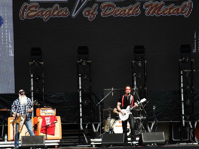 A banda Eagles Of Death Metal anima o público no primeiro dia do Lollapalooza 2016, em São Paulo