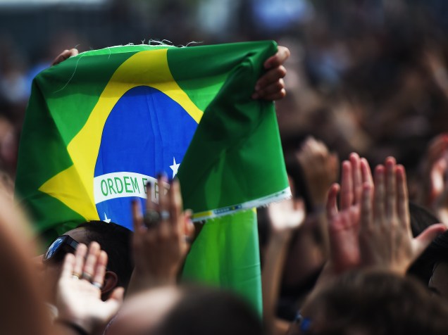 Público durante o show da banda Eagles Of Death Metal anima o público no primeiro dia do Lollapalooza 2016, em São Paulo
