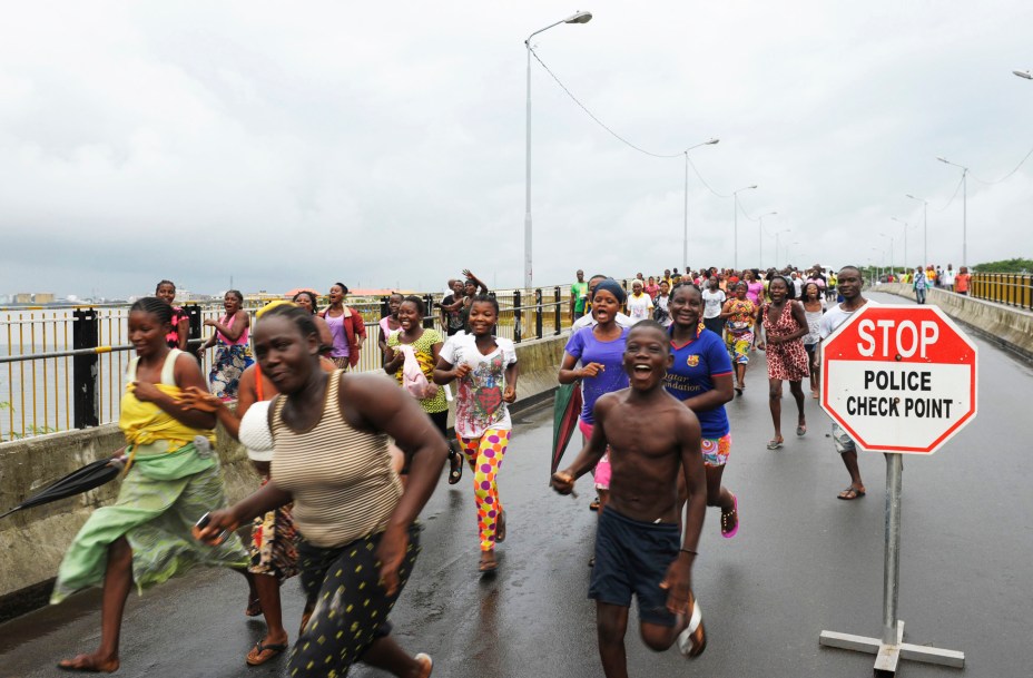 Residentes do bairro de West Point, na cidade de Monrovia, celebram liberdade da quarentena do vírus Ebola dada pelo governo liberiano - 30/08/2014
