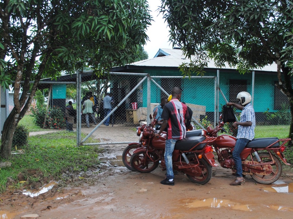 Clínica em Nedowein, Libéria, em quarentena devido à confirmação de ao menos dois novos casos de Ebola. Um adolescente de 17 anos é uma das pessoas infectadas e está recebendo tratamento
