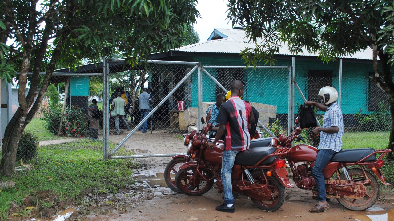 Clínica em Nedowein, Libéria, em quarentena devido à confirmação de ao menos dois novos casos de Ebola. Um adolescente de 17 anos é uma das pessoas infectadas e está recebendo tratamento