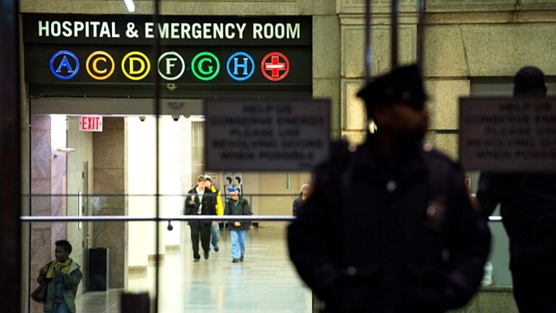 Policial patrulha hospital onde médico com ebola está internado em Nova York