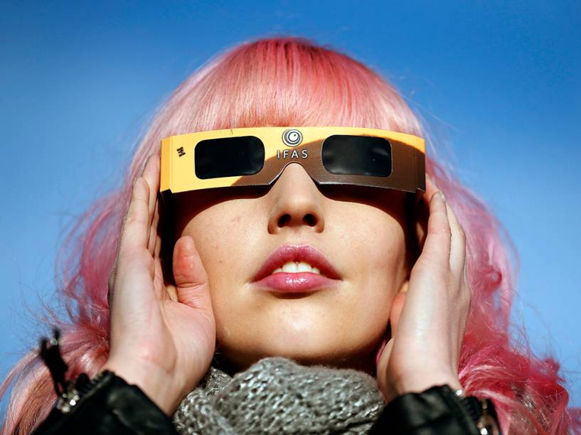 <p>Mulher observa eclipse em Belfast, no Reino Unido</p>