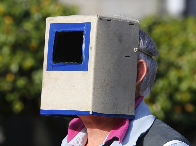 <p>Homem observa eclipse solar em Pontevedra, na Espanha</p>