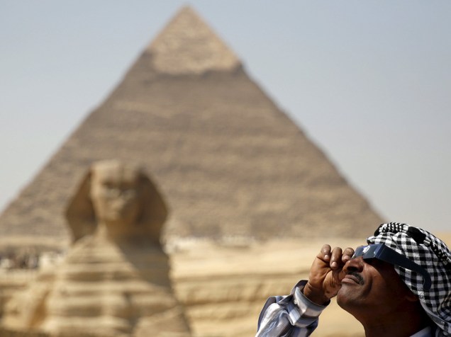 <p>No Cairo, homem observa eclipse solar</p>