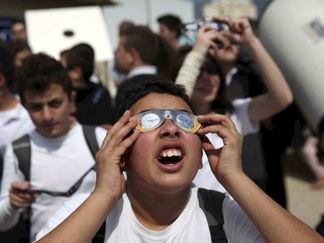 <p>Garoto observa eclipse em Nicosia, no Ciprus</p>