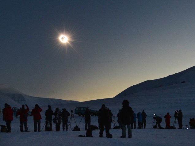 <p>Pessoas assistem ao Eclipse Solar</p>