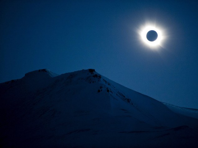 <p>Eclipse Solar é visto em Longyearbyen</p>