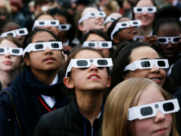 <p>Crianças usam óculos para acompanhar o eclipse solar no Observatório Real de greenwich, em Londres </p>
