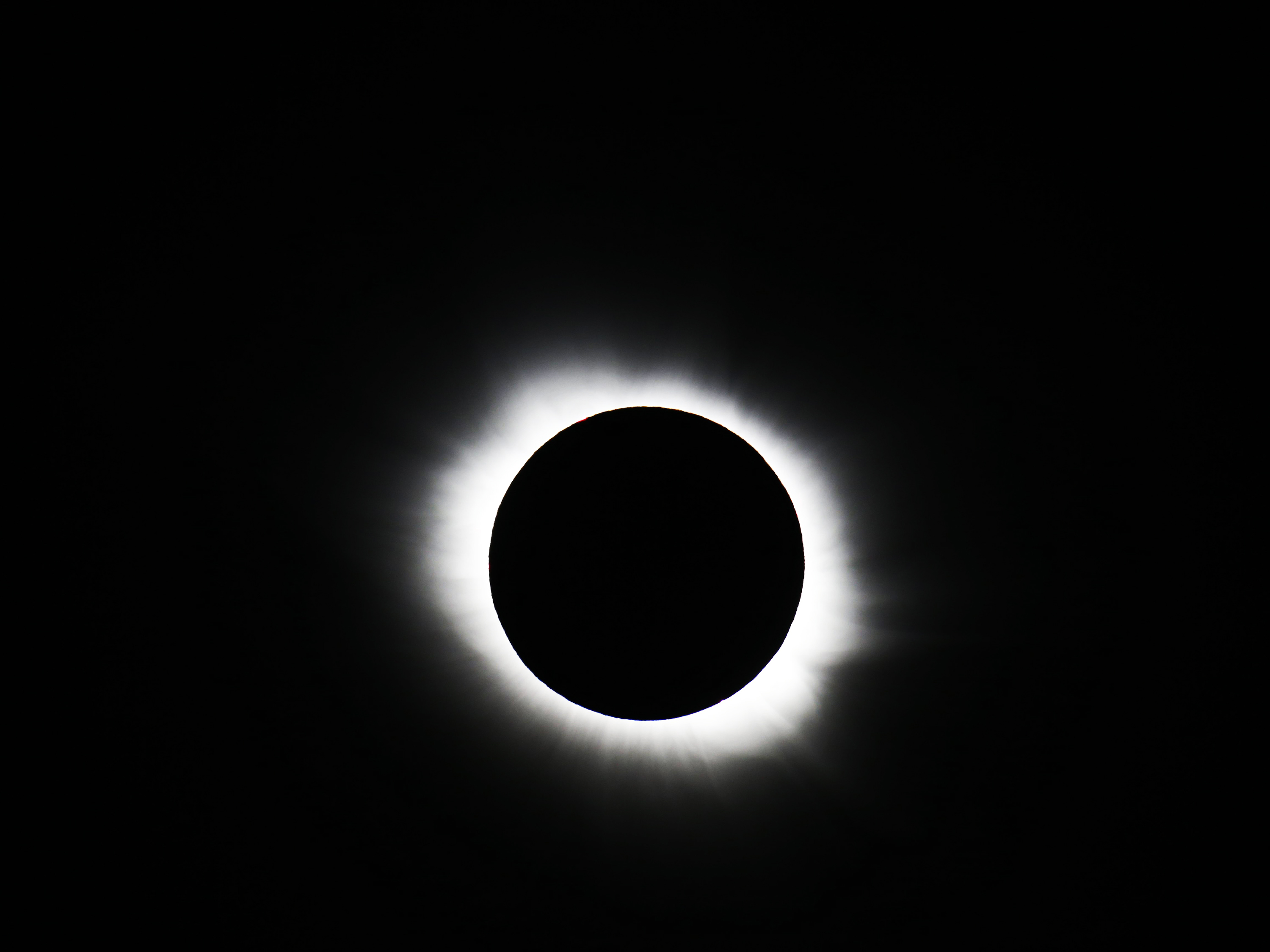 O fenômeno ocorre aproximadamente uma vez por ano, quando o Sol é encoberto pela Lua, causando momentos de escuridão na Terra