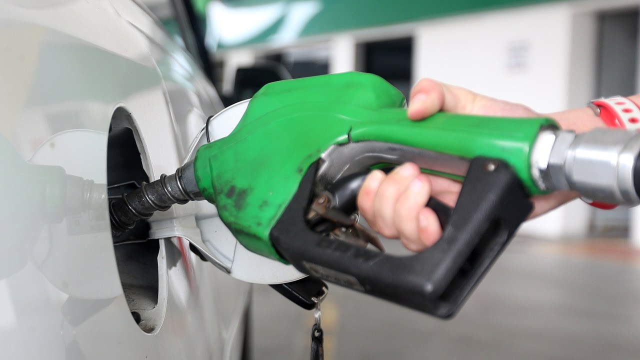 Aumento da gasolina nas bombas pressionou prévia da inflação em novembro