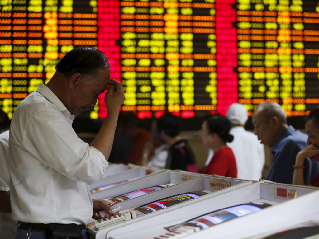 Investidor olha para a tela de seu computador durante o pregão na bolsa de Xangai, na China - 08/07/2015