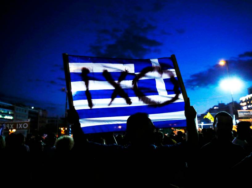 Multidão protesta em frente ao Parlamento grego, nesta segunda-feira (29)