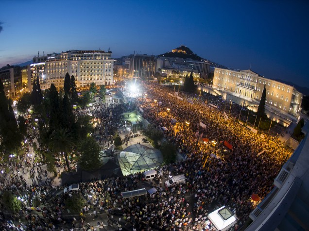 Multidão protesta em frente ao Parlamento grego, nesta segunda-feira (29)