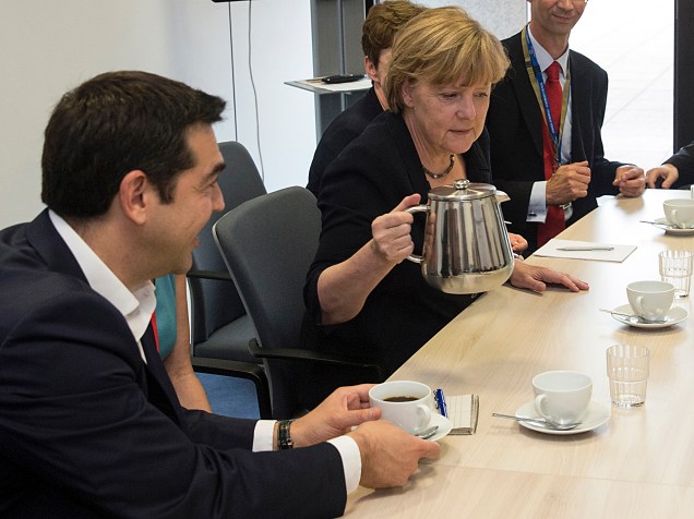 O primeiro-ministro grego Alexis Tsipras e a chanceler alemã, Angela Merkel se reúnem na sede da União Europeia em Bruxelas, na Bélgica - 07/07/2015
