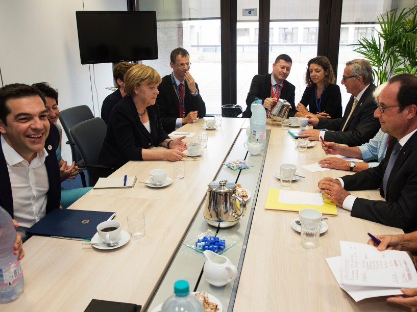 O primeiro-ministro grego Alexis Tsipras e a chanceler alemã, Angela Merkel se reúnem com os demais líderes do continente na sede da União Europeia em Bruxelas, na Bélgica - 07/07/2015