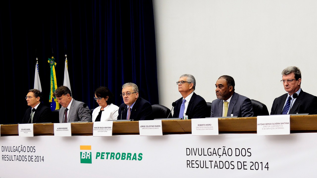 O presidente da Petrobras, Aldemir Bendine, junto com integrantes do Conselho de Administração da Estatal durante a apresentação dos relatórios contábeis de 2014 na sede da empresa, no Rio de Janeiro