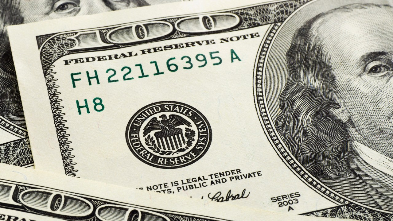 Às 13h30, a moeda norte-americana subia 1,76%, a 3,0645 reais na venda