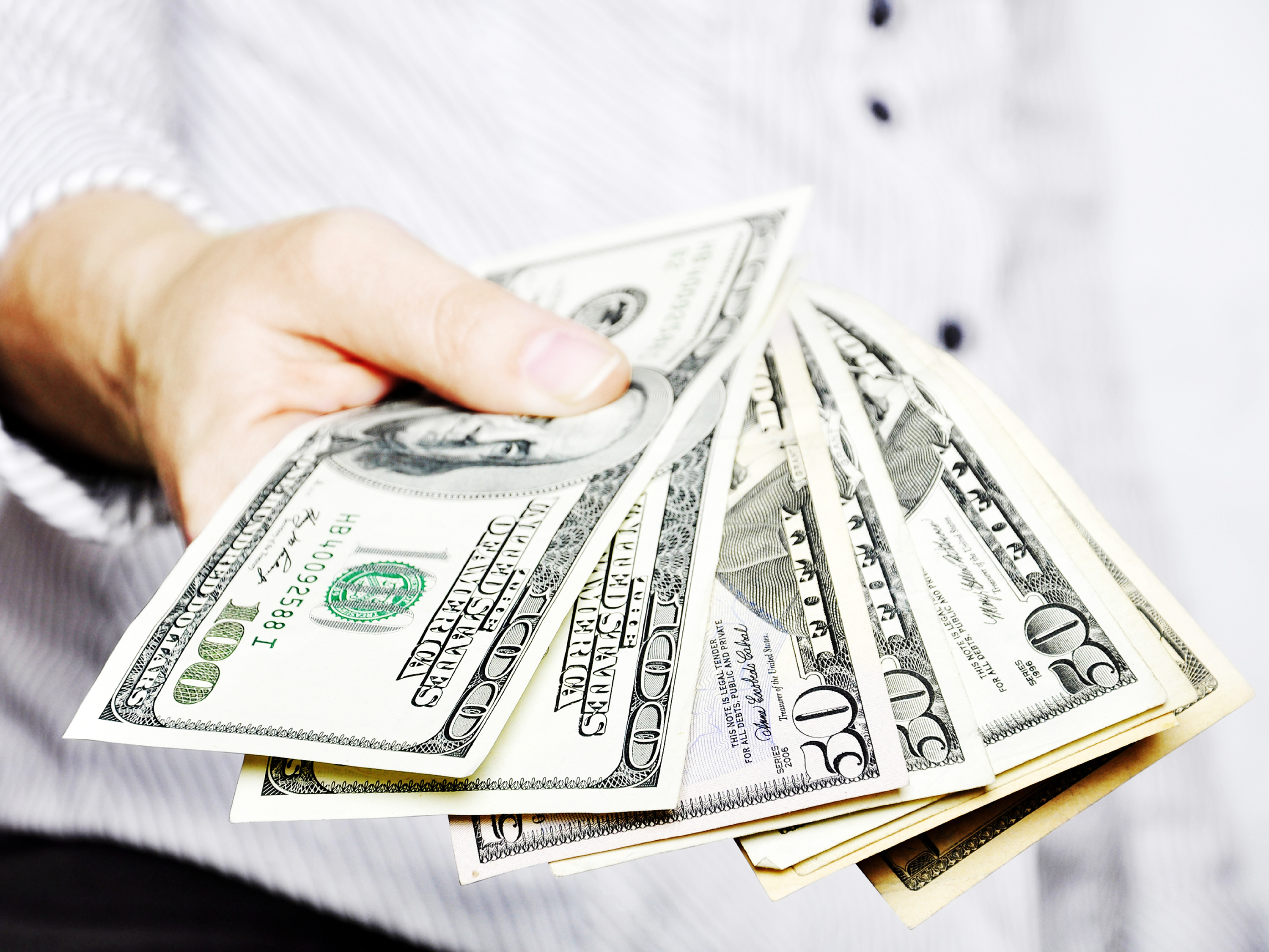 Dólar caiu 1,18% nesta quarta-feira e terminou a 3,3293 reais na venda