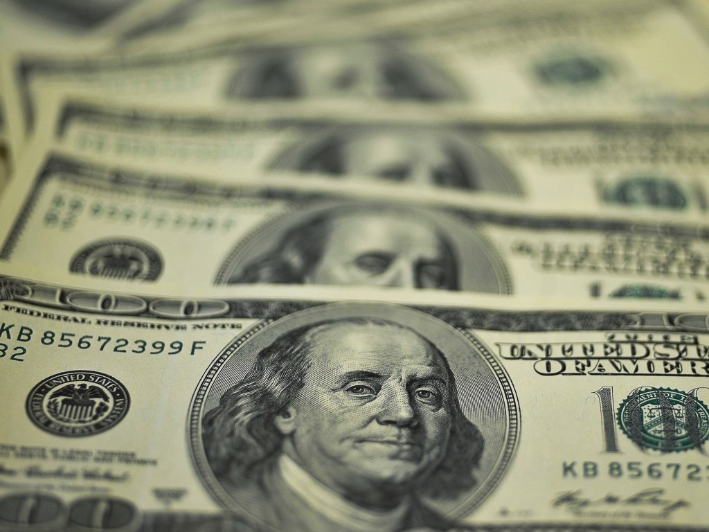 "Essa trajetória de queda do dólar nos últimos dias não está dando sinais de perder força", disse o operador Glauber Romano, da corretora Intercam