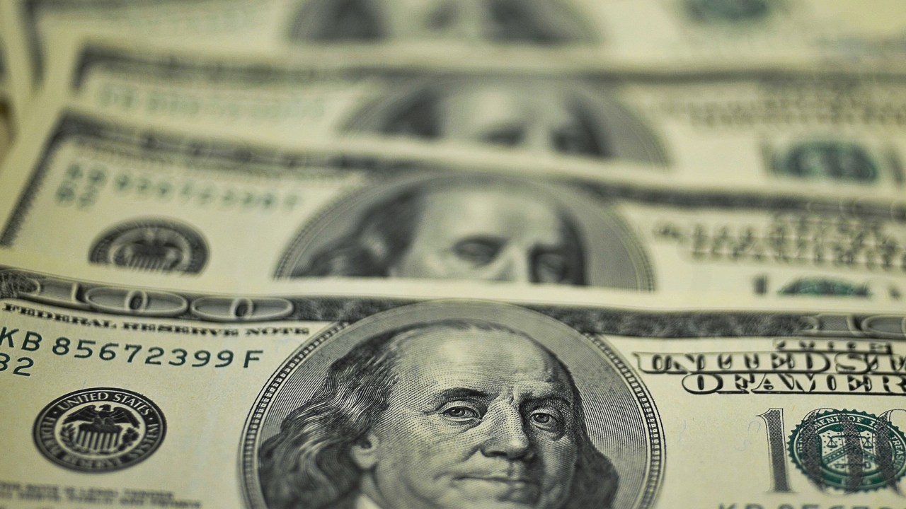 "Essa trajetória de queda do dólar nos últimos dias não está dando sinais de perder força", disse o operador Glauber Romano, da corretora Intercam