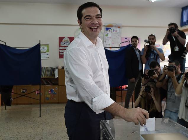 O primeiro-ministro grego, Alexis Tsipras, vota no referendo em Atenas, na Grécia