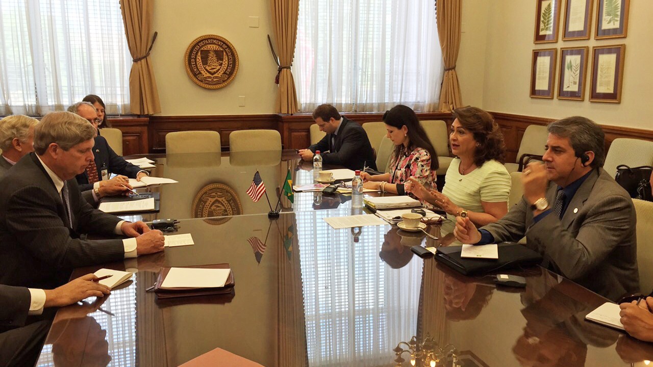 A ministra da Agricultura, Kátia Abreu, em reunião com autoridades do agronegócio americano