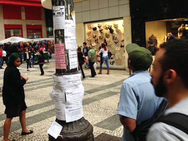 Anúncios de vagas espalhados pela rua Barão de Itapetininga, no Centro de São Paulo