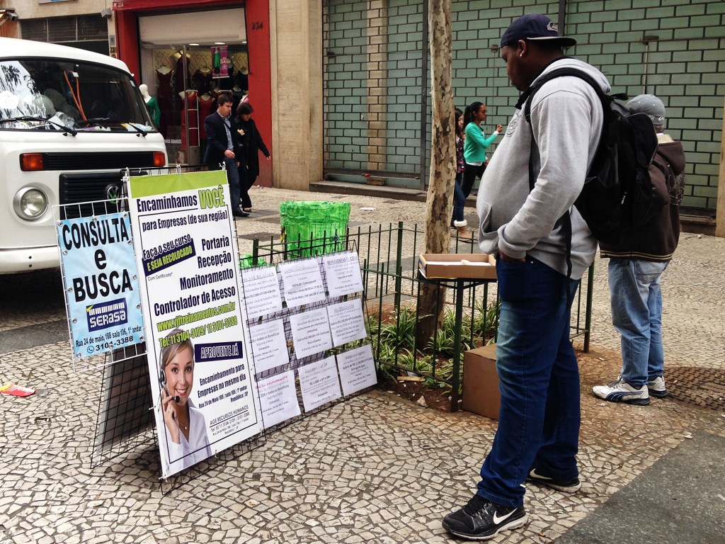Rapaz à procura de emprego na Rua Barão de Itapetininga, Centro de São Paulo