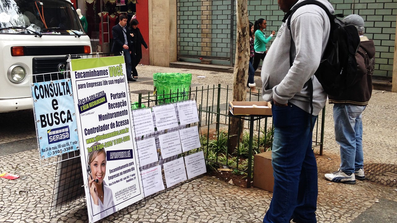 Rapaz à procura de emprego na Rua Barão de Itapetininga, Centro de São Paulo