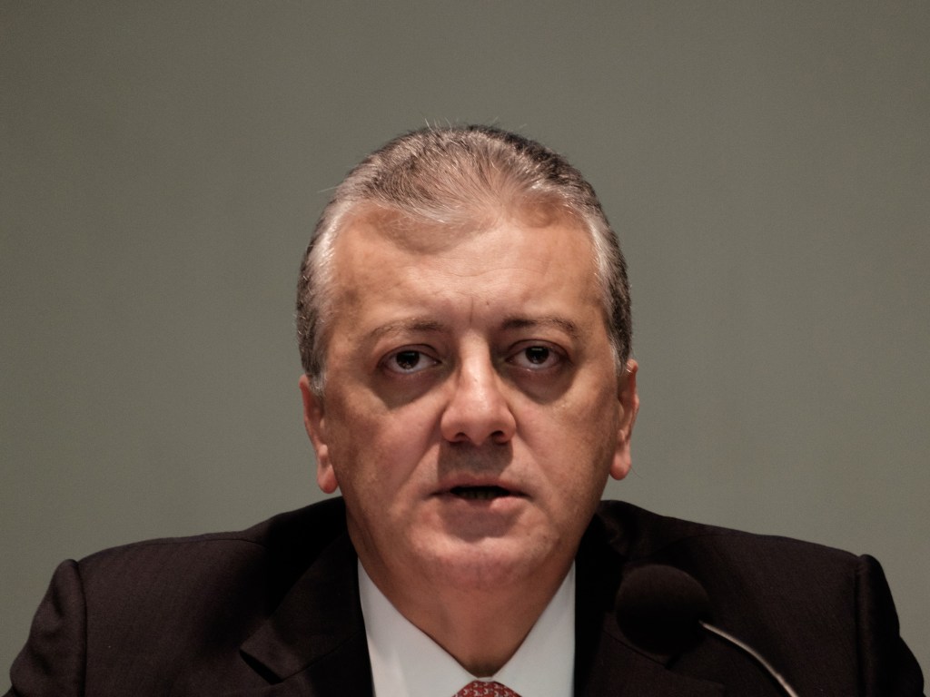 O presidente da estatal, no cargo desde o ano passado, considera a redução do endividamento uma questão central e por isso adota uma postura rigorosa em relação à capacidade da Petrobras de vender ativos