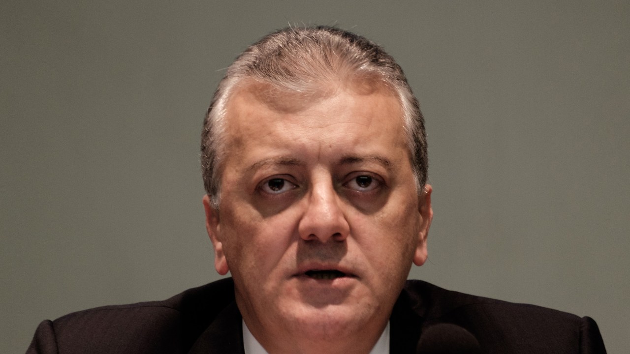 O presidente da estatal, no cargo desde o ano passado, considera a redução do endividamento uma questão central e por isso adota uma postura rigorosa em relação à capacidade da Petrobras de vender ativos
