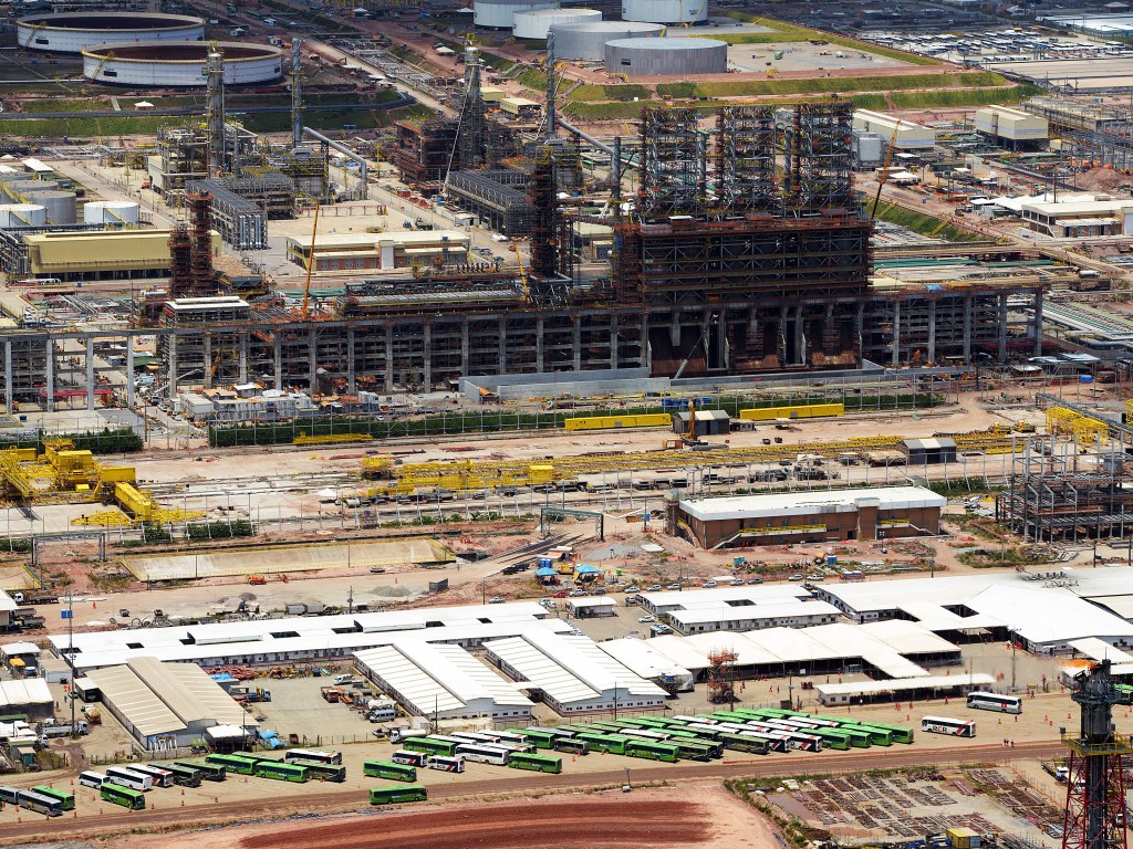Imagem aérea da refinaria Abreu e Lima, localizada no Porto de SUAPE em Pernambuco