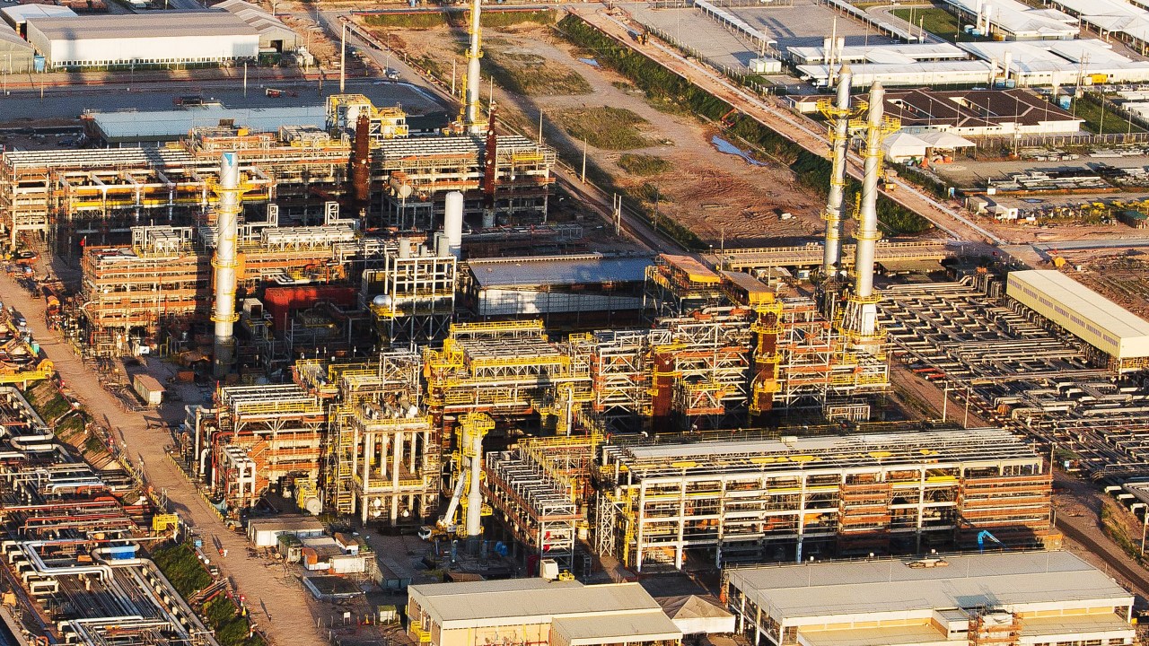 Imagem aérea da refinaria Abreu e Lima, localizada no Porto de SUAPE em Pernambuco