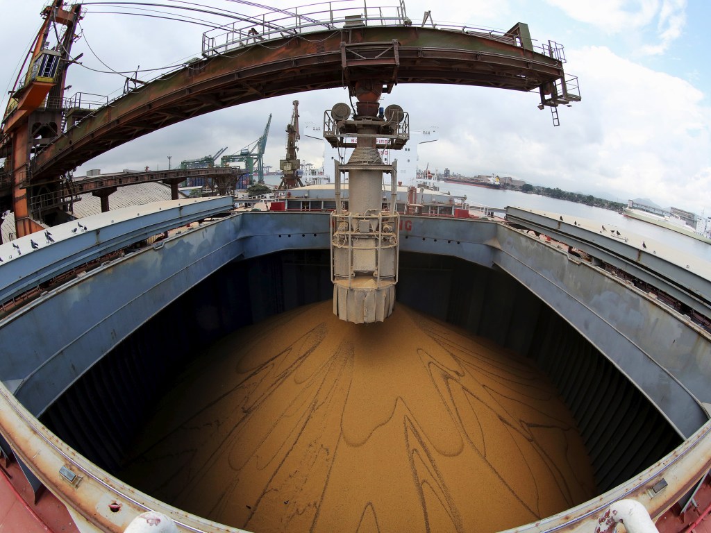 Navio chinês é carregado com soja no Porto de Santos (SP) - 19/05/2015