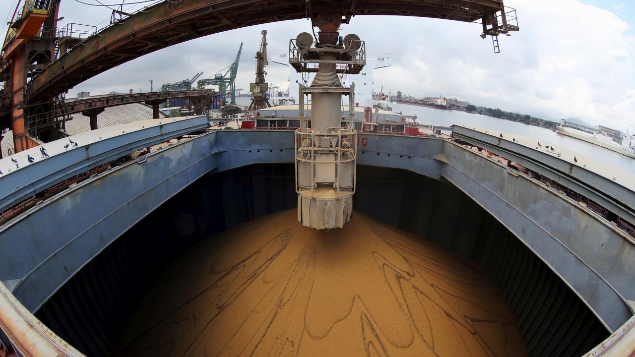 Navio chinês é carregado com soja no Porto de Santos (SP) - 19/05/2015