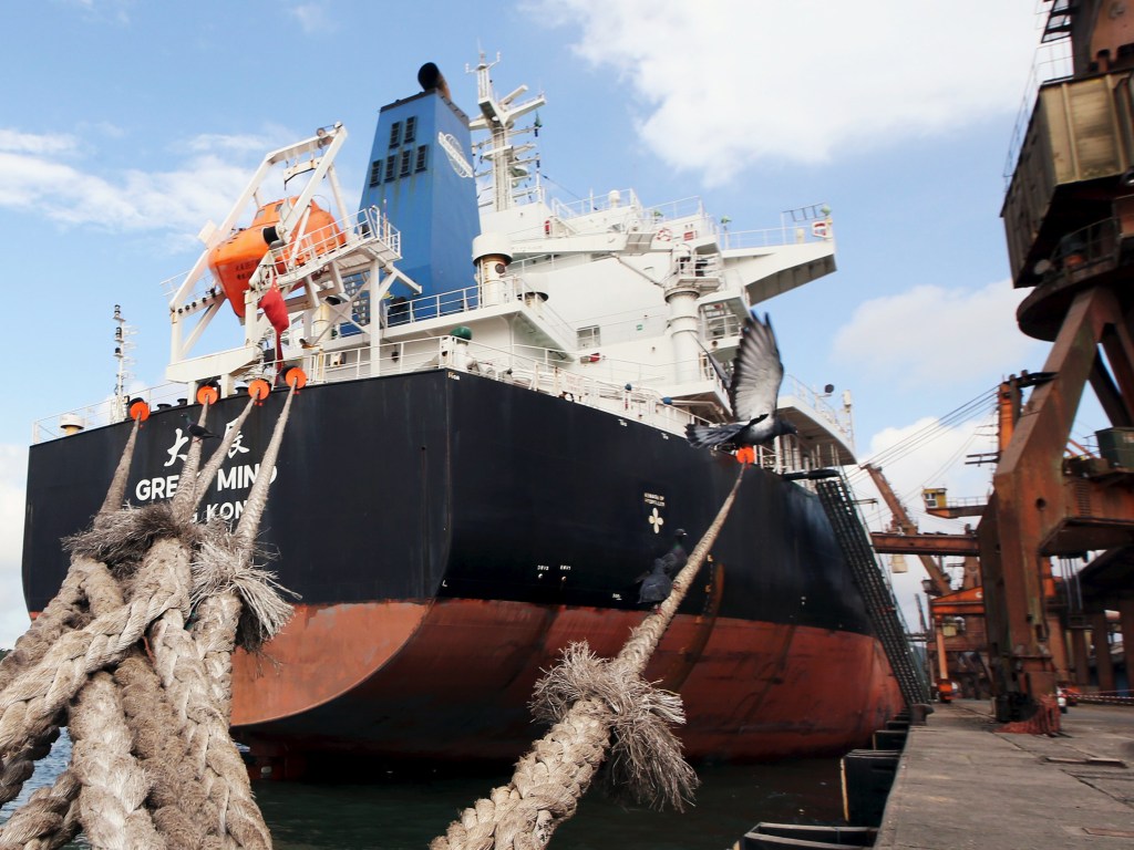 Navio chinês carregado de soja ancorado no Porto de Santos (SP) - 19/05/2015