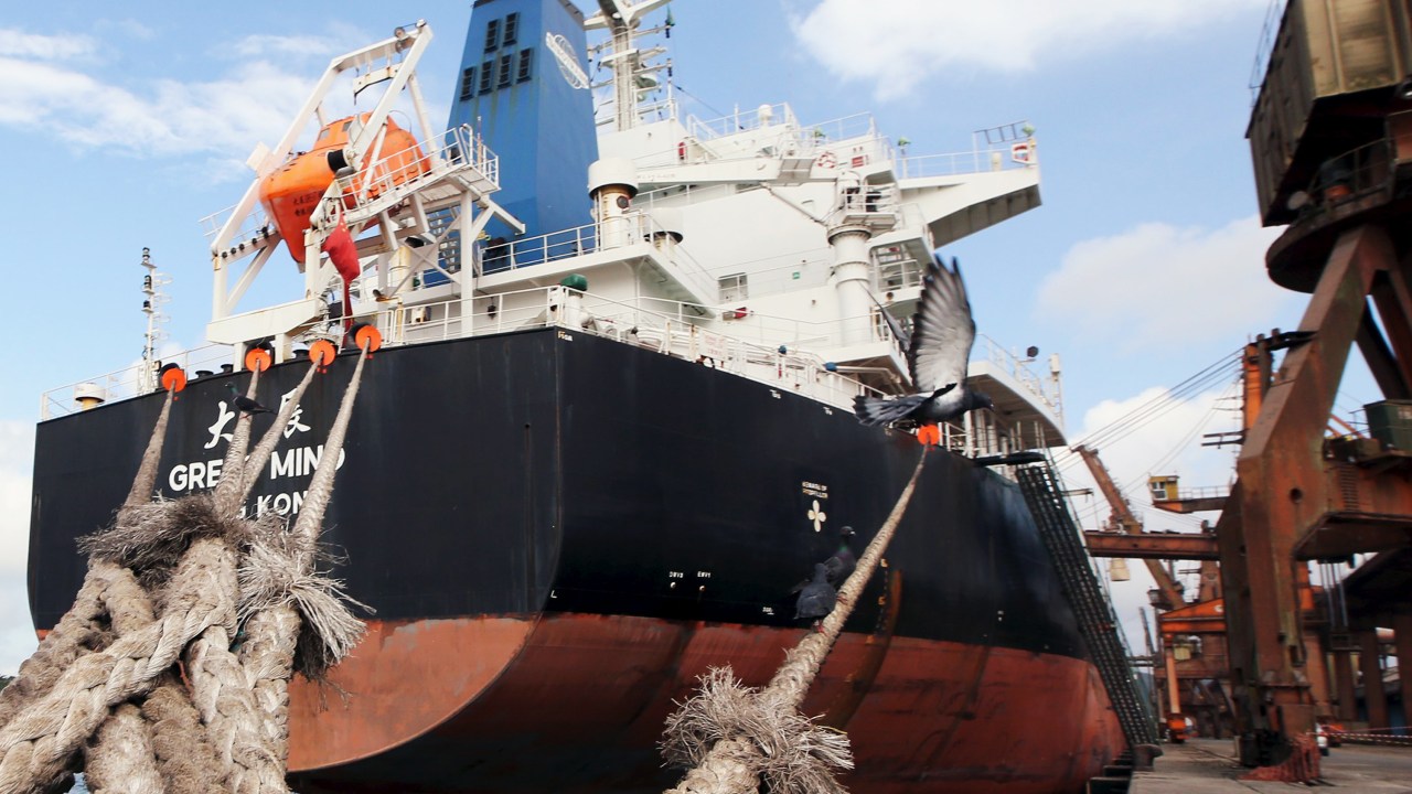 Navio chinês carregado de soja ancorado no Porto de Santos (SP) - 19/05/2015