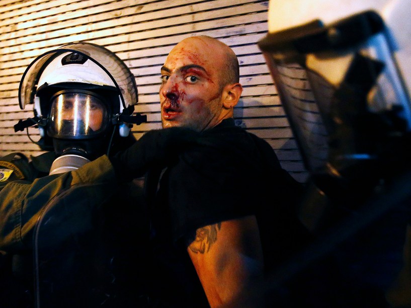 Manifestante é preso pela polícia de choque depois dos confrontos em Atenas, na Grécia - 15/07/2015