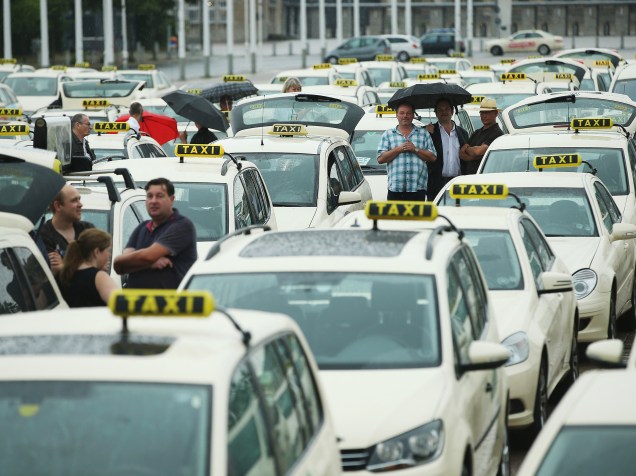 Taxistas se reúnem nos arredores do Estádio Olímpico de Berlim para protestar contra os aplicativos de compartilhamento de passeio, na Alemanha - 11/06/2014